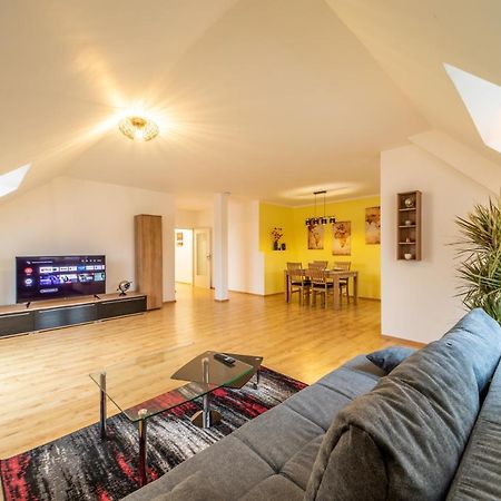 Moderne Dachgeschosswohnung - Parkplatz - Netflix โคบวร์ก ภายนอก รูปภาพ