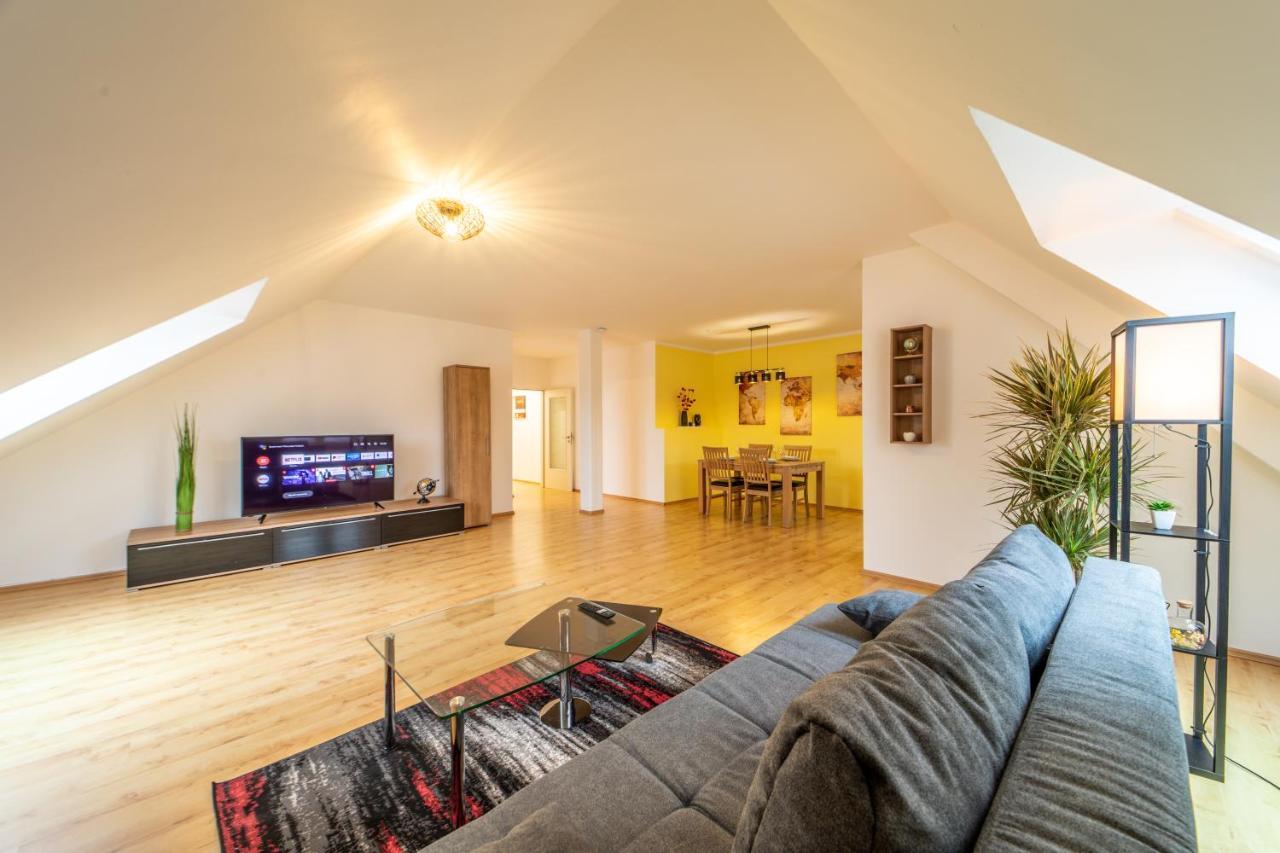 Moderne Dachgeschosswohnung - Parkplatz - Netflix โคบวร์ก ภายนอก รูปภาพ