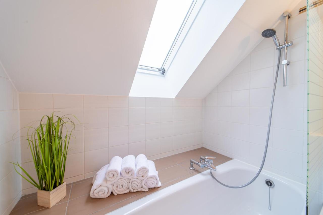 Moderne Dachgeschosswohnung - Parkplatz - Netflix โคบวร์ก ภายนอก รูปภาพ