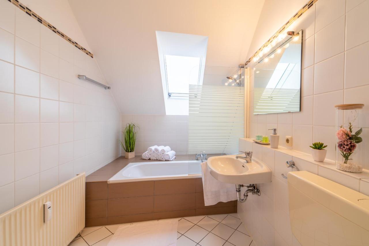 Moderne Dachgeschosswohnung - Parkplatz - Netflix โคบวร์ก ภายนอก รูปภาพ